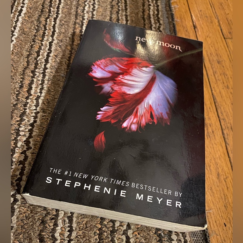 New Moon - Stephenie Meyer paperback book